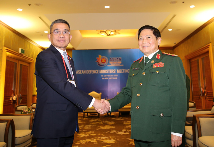 Đại tướng Ngô Xuân Lịch, Bộ trưởng Bộ Quốc phòng gặp song phương Đại tướng Chaichan Changmongkol, Thứ trưởng Bộ Quốc phòng Thái Lan. (Ảnh: Dương Giang/TTXVN)