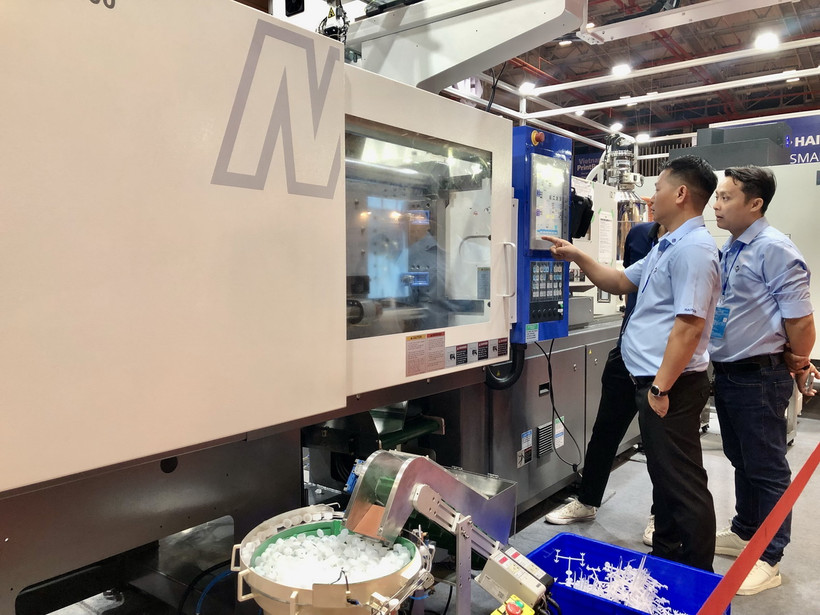 Doanh nghiệp giới thiệu công nghệ mới tại triển lãm. (Ảnh: Mỹ Phương/TTXVN)