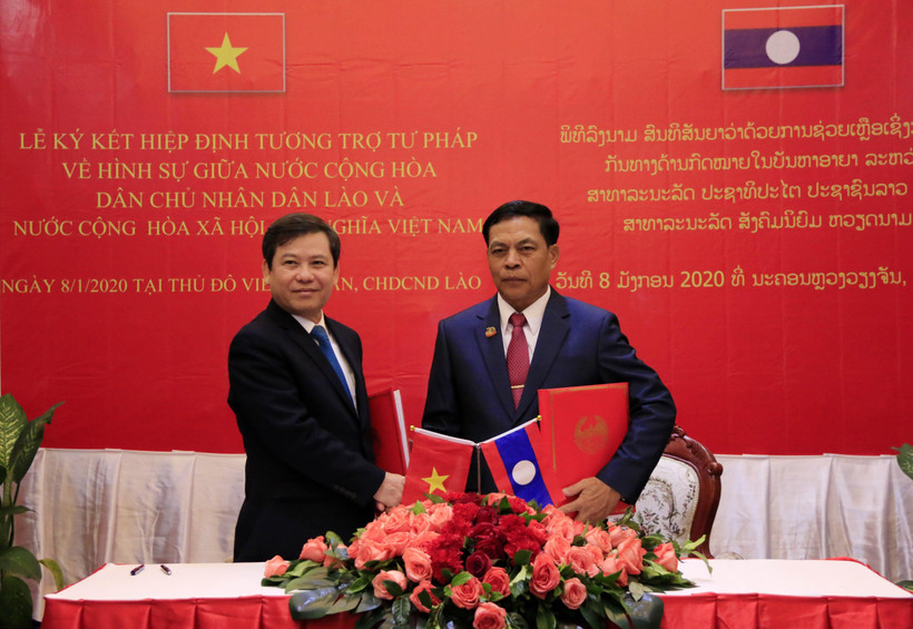 Viện trưởng Viện Kiểm sát nhân dân tối cao Việt Nam Lê Minh Trí và Viện trưởng Viện Kiểm sát nhân dân tối cao Lào Khamsan Souvong. (Ảnh: Phạm Kiên/TTXVN)