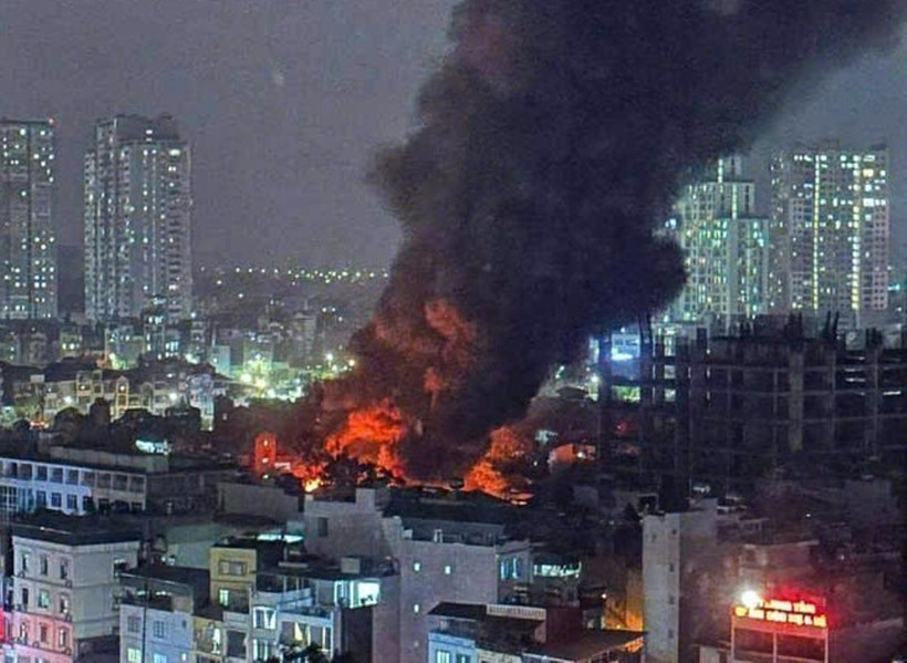 Cột khói rất lớn bốc lên từ hiện trường đám cháy. (Ảnh: TTXVN phát)