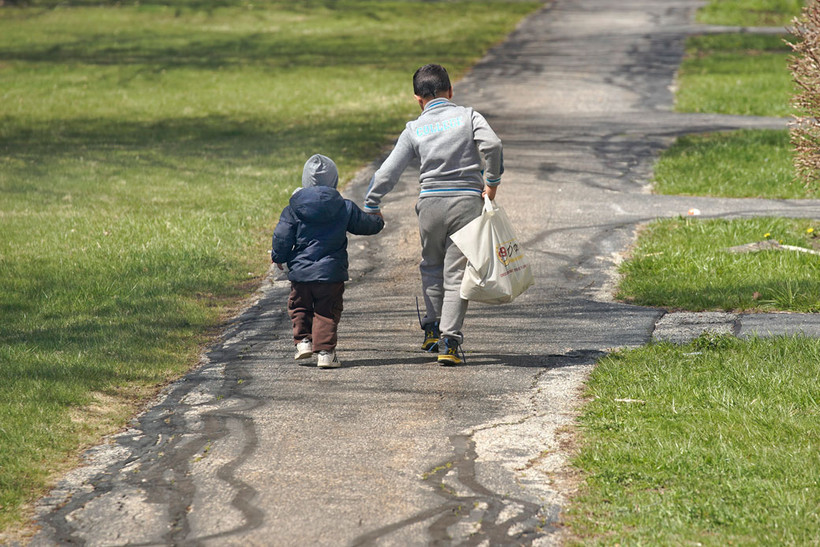 UNICEF cho rằng nguy cơ nghèo đói cao hơn đối với trẻ em thuộc các gia đình có bố-mẹ đơn thân và các nhóm thiểu số. (Ảnh: Getty)