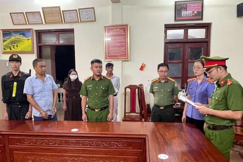 Cơ quan Cảnh sát điều tra thi hành lệnh bắt tạm giam bị can Qian Yingjun. (Ảnh: TTXVN phát)