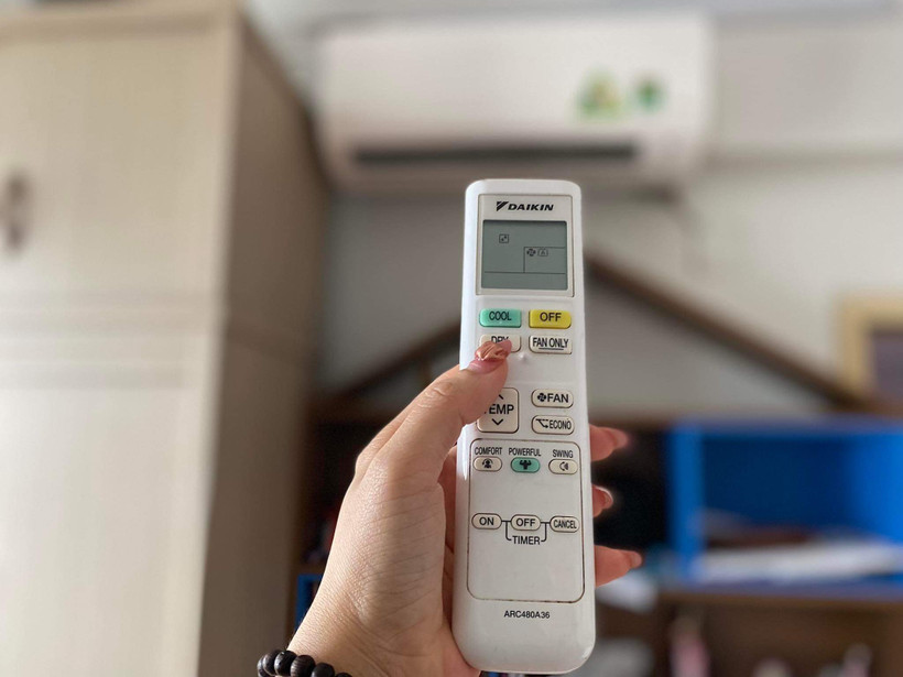 Sử dụng các thiết bị chuyên dụng như điều hòa (chế độ khô), máy hút ẩm để căn phòng khô ráo trong những ngày ẩm ướt. (Ảnh: PV/Vietnam+)