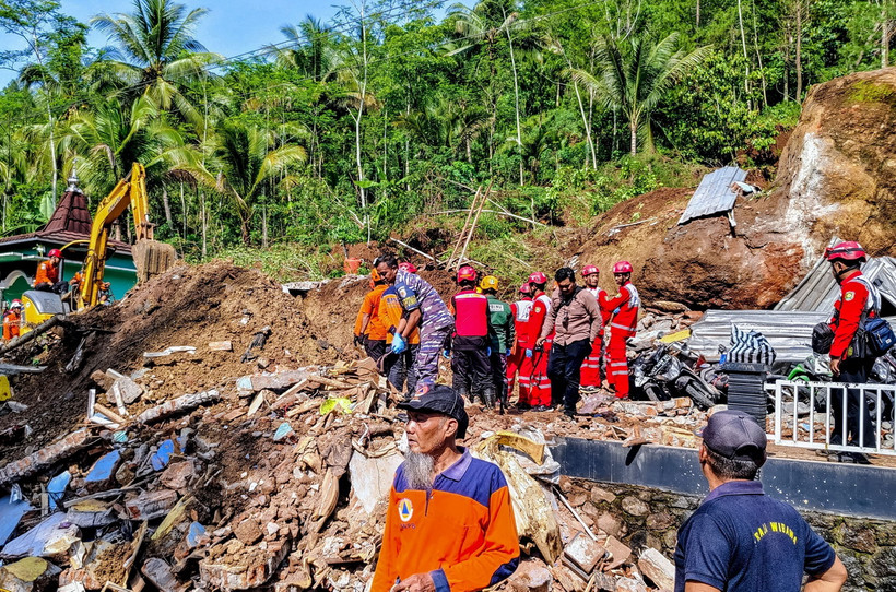 Hiện trường một vụ lở đất sau mưa lớn tại làng Bruno, huyện Purworejo, tỉnh Trung Java, Indonesia, ngày 20/11/2024. (Ảnh: THX/TTXVN)