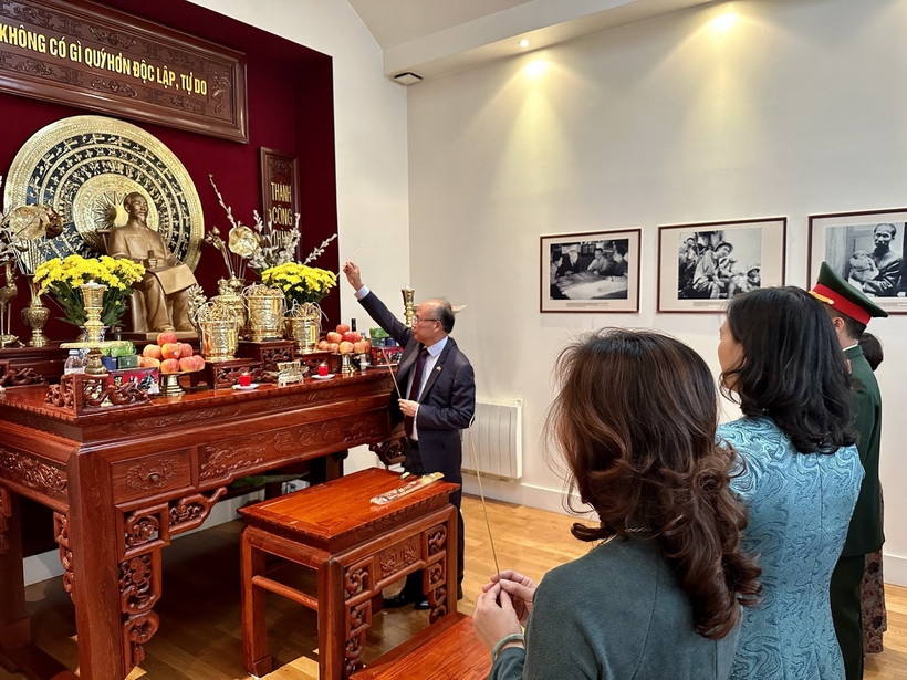 Đại sứ Việt Nam tại Pháp Đinh Toàn Thắng dâng hương tưởng nhớ Chủ tịch Hồ Chí Minh. (Ảnh : Thu Hà/TTXVN)
