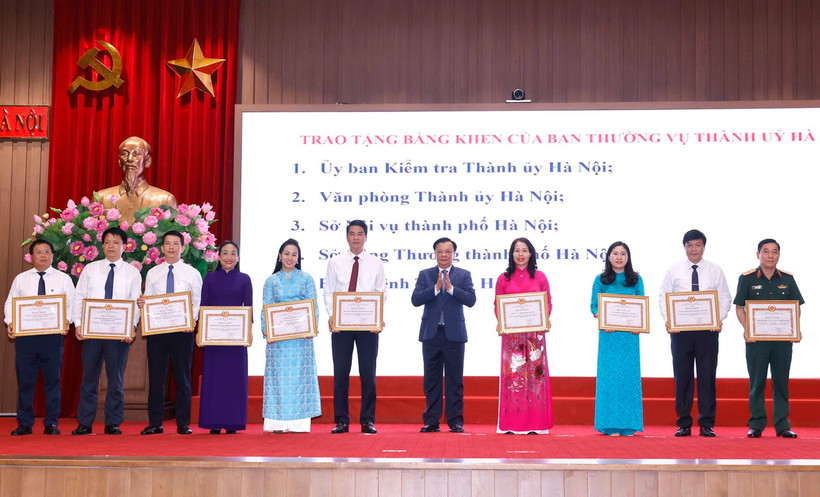 Bí thư Thành ủy Hà Nội Đinh Tiến Dũng trao tặng Bằng khen của Ban Thường vụ Thành uỷ cho các đơn vị có thành tích xuất sắc. (Ảnh: Doãn Tấn/TTXVN)