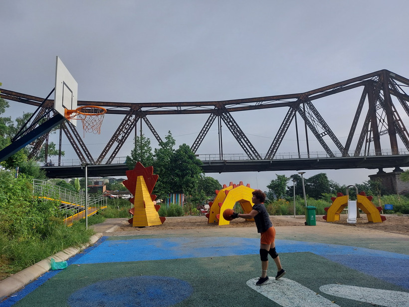 Khu vui chơi tại tổ 1, phường Phúc Tân được cải tạo từ bãi cỏ hoang và trồng rau ven bờ vở sông Hồng. (Ảnh: Đinh Thuận/TTXVN)