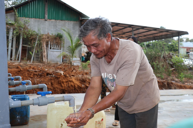 Đồng bào thiểu số xã Bù Gia Mập phấn khởi lấy nước sinh hoạt tại giếng nước công nghiệp tập trung do chính quyền địa phương đầu tư xây dựng. (Ảnh: Nhật Bình/TTXVN)