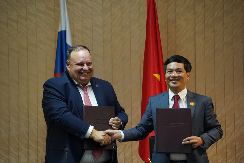 Ký thỏa thuận gia nhập Hiệp hội giữa đại diện FU và trường Đại học Kinh tế - Đại học Quốc gia Hà Nội. (Ảnh: Duy Trinh/PV TTXVN tại LB Nga)