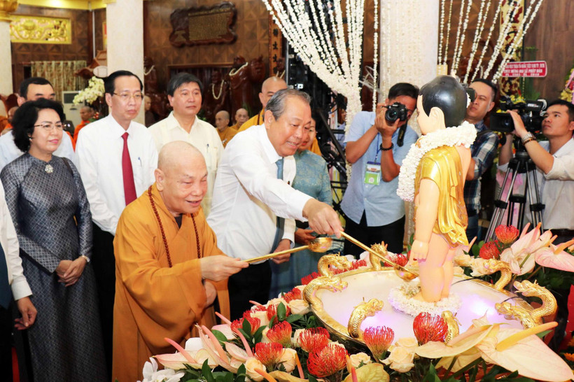 Ông Trương Hòa Bình, Ủy viên Bộ Chính trị, Phó Thủ tướng Thường trực Chính phủ và Hòa thượng Thích Thiện Nhơn, Chủ tịch Hội đồng Trị sự Giáo hội Phật giáo Việt Nam thực hiện nghi lễ tắm Phật nhân Đại lễ Phật đản 2019 tại Chùa Minh Đạo. (Ảnh: Xuân Khu/TTXV