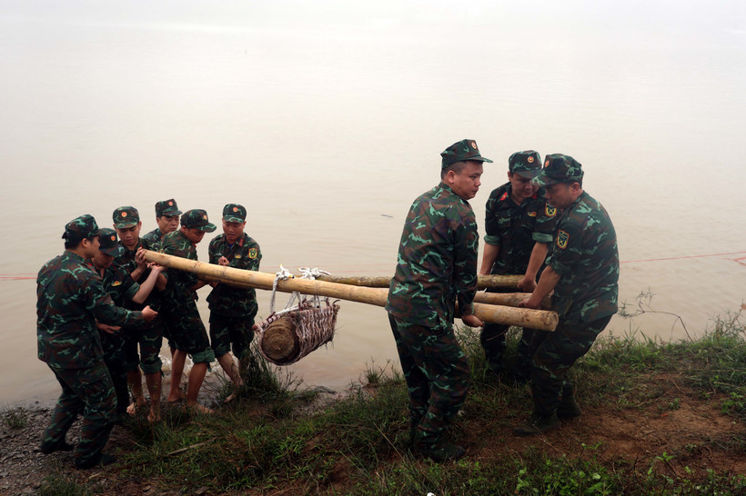 Lực lượng công binh tỉnh Hưng Yên di dời quả bom về nơi hủy nổ. (Ảnh: Đinh Văn Nhiều/TTXVN)