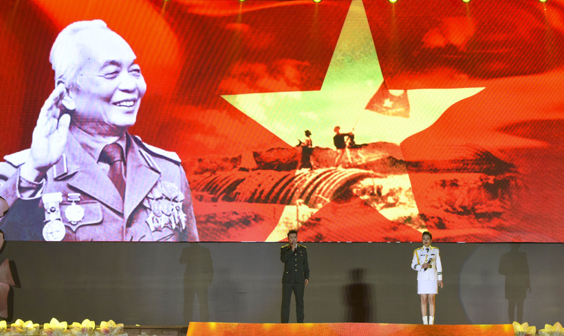 Tiết mục hát về Đại tướng Võ Nguyên Giáp (Ảnh: Xuân Tư/TTXVN)