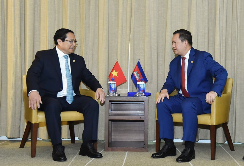 Thủ tướng Phạm Minh Chính gặp Thủ tướng Campuchia Hun Manet. (Ảnh: Dương Giang/TTXVN)