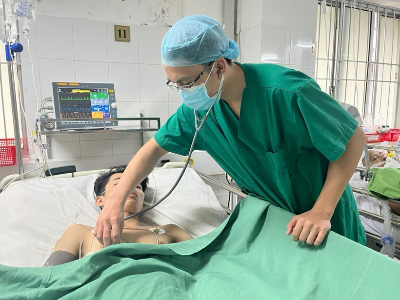 Bác sỹ Bệnh viện Đa khoa Trung ương Cần Thơ khám cho bệnh nhân đa chấn thương sau khi được cứu sống nhờ can thiệp nội mạch. (Ảnh: TTXVN phát)