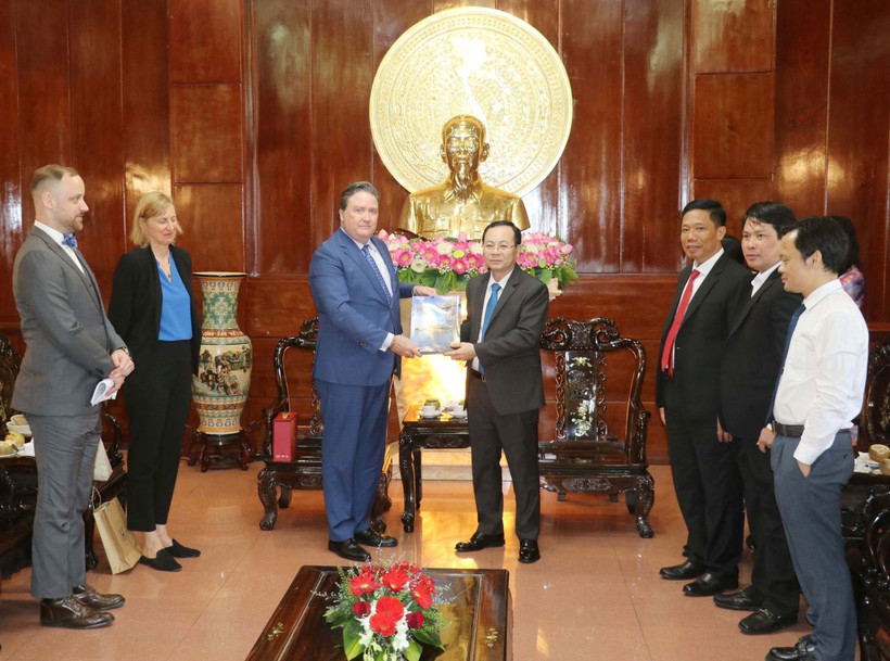 Đại sứ Marc Knapper tặng quà cho Bí thư Thành ủy Cần Thơ Nguyễn Văn Hiếu. (Ảnh: Ngọc Thiện/TTXVN)