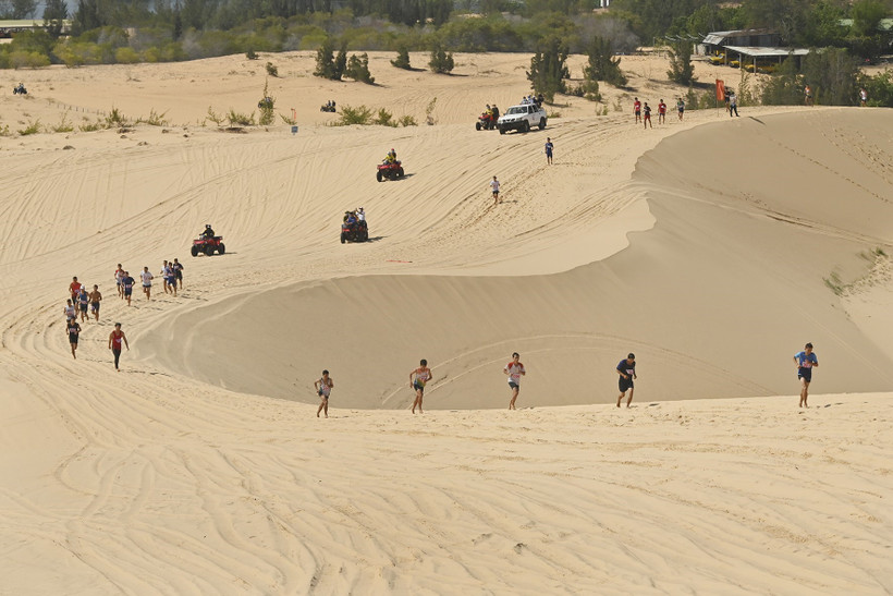 Giải thể thao 3 môn phối hợp được tổ chức tại thắng cảnh Bàu Trắng. (Ảnh: Hồng Hiếu/TTXVN)