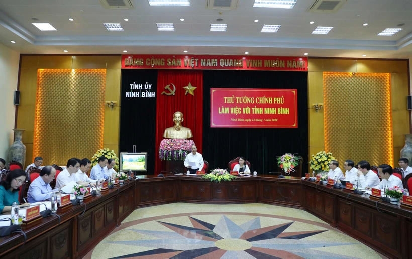Quang cảnh buổi làm việc giữa Thủ tướng Nguyễn Xuân Phúc và cán bộ chủ chốt tỉnh Ninh Bình. (Ảnh: Thống Nhất/TTXVN)