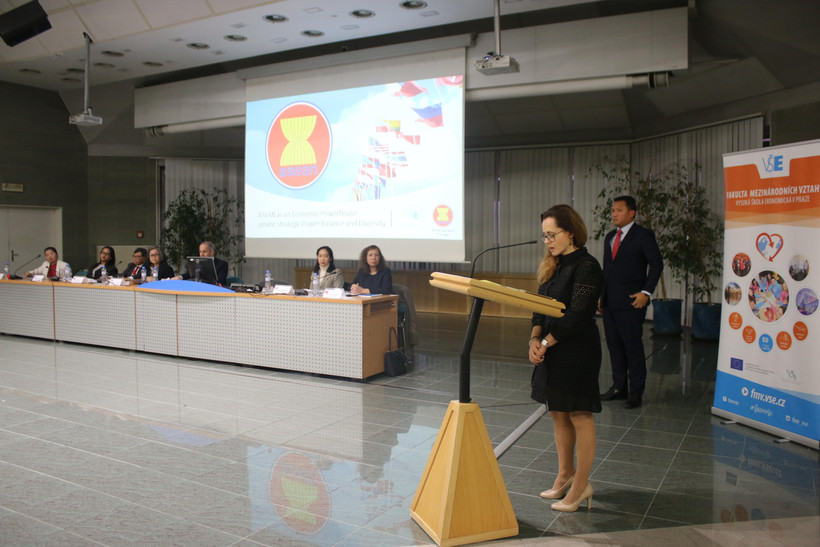 Tiến sỹ Zuzana Stuchilokova, Giám đốc Trung tâm nghiên cứu châu Á, Đại học Kinh tế Praha - Trưởng ban tổ chức phát biểu khai mạc. (Ảnh: Trần Hiếu/Vietnam+)