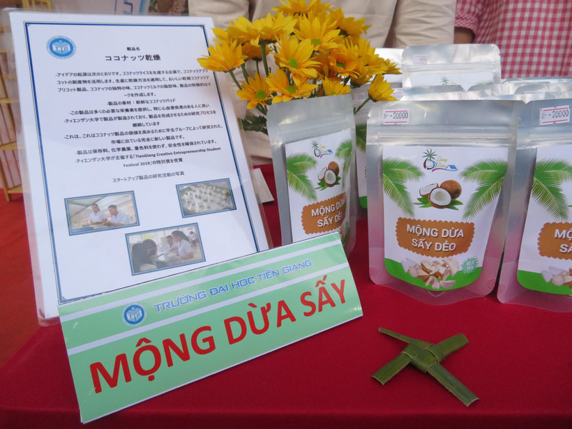 Sản phẩm “Mộng dừa sấy dẻo” độc nhất vô nhị giúp đa dạng hóa sản phẩm chủ lực của Bến Tre, gia tăng thu nhập trong chuỗi cung ứng thành phẩm từ dừa. (Ảnh: Ánh Tuyết/TTXVN)