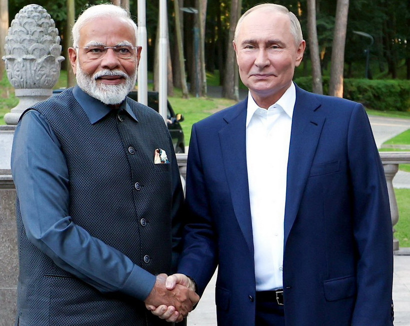 Thủ tướng Ấn Độ Narendra Modi (trái) và Tổng thống Nga Vladimir Putin tại cuộc gặp ở Moskva ngày 8/7/2024. (Ảnh: ANI/TTXVN)