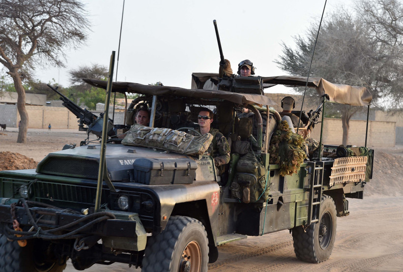 Binh sỹ Pháp tuần tra tại Diffa, Niger ngày 25/5/2015. (Ảnh: AFP/TTXVN)