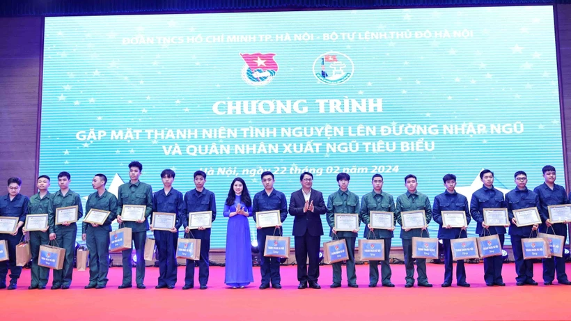 Bí thư Thành đoàn Hà Nội Chu Hồng Minh trao tặng giấy chứng nhận và quà cho 110 thanh niên tiêu biểu tình nguyện lên đường nhập ngũ năm 2024. (Ảnh: Minh Đức/TTXVN)