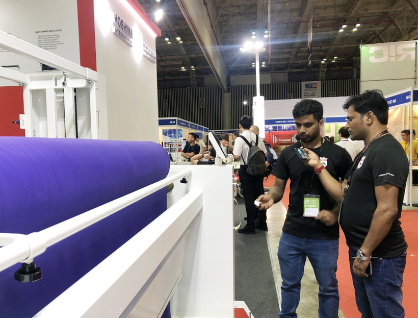 Khách tìm hiểu công nghệ tự động hóa tại triển lãm chuyên ngành dệt may ở Thành phố Hồ Chí Minh. (Ảnh: Hồng Nhung/ TTXVN)