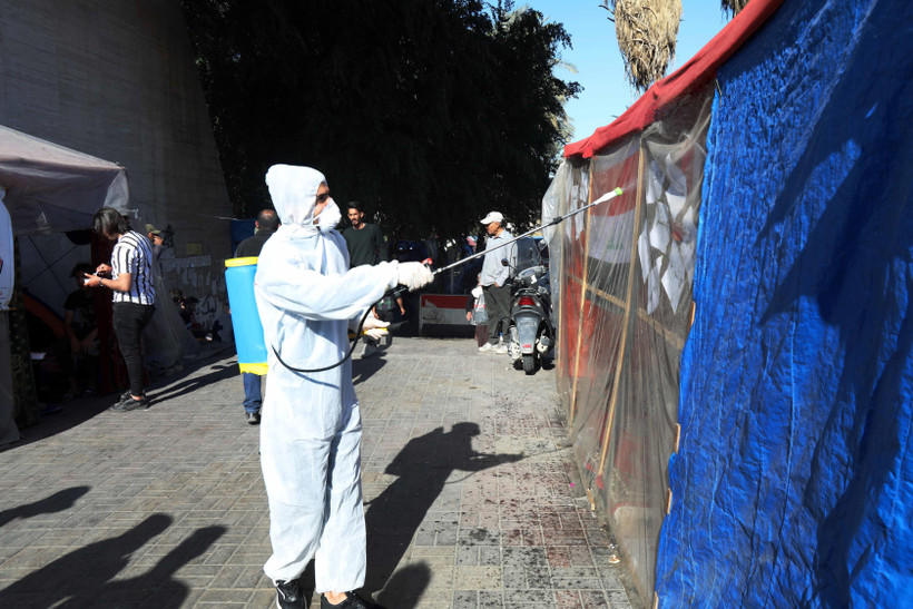 Nhân viên y tế phun thuốc khử trùng nhằm ngăn chặn sự lây lan của dịch COVID-19 tại Baghdad, Iraq. (Ảnh: THX/TTXVN)