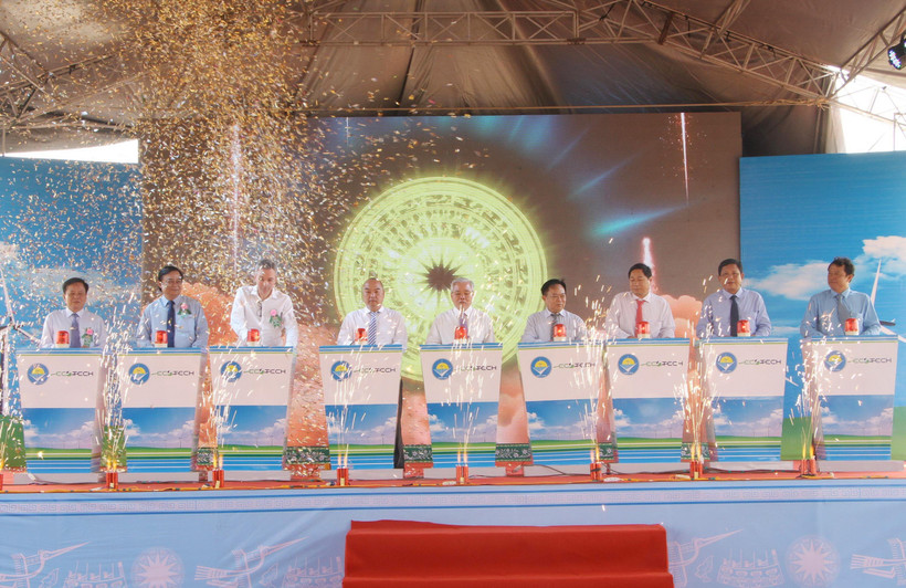 Các đại biểu nhấn nút khởi công. (Ảnh: Chanh Đa/TTXVN)