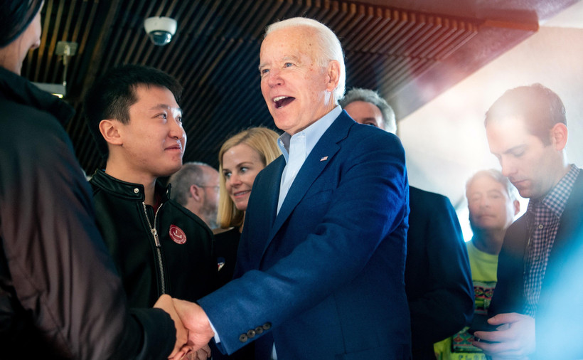 Cựu Phó Tổng thống Mỹ Joe Biden bên những người ủng hộ tại Oakland, California, Mỹ. (Ảnh: AFP/TTXVN)