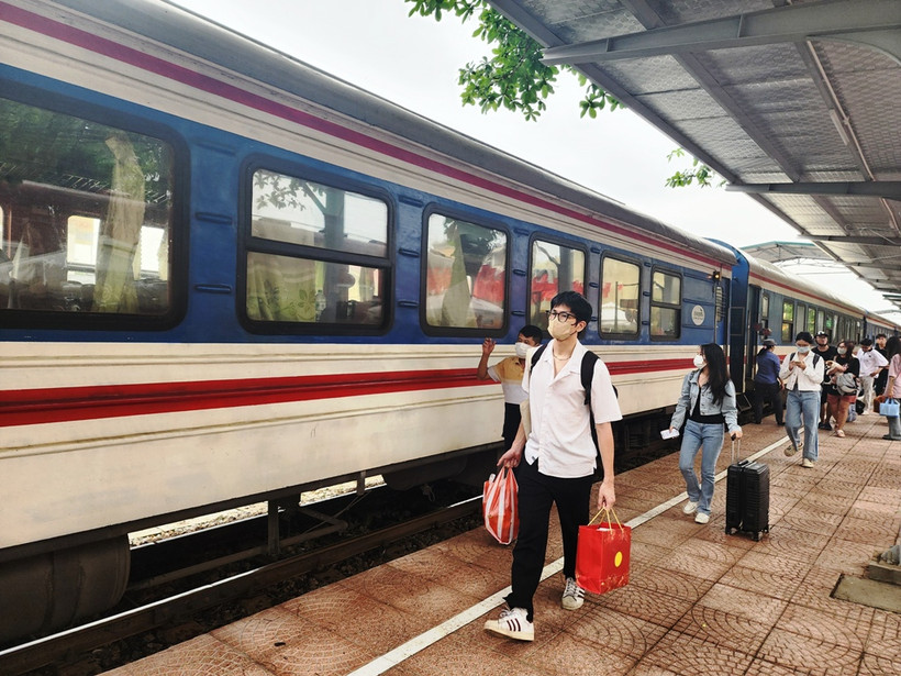 Hủy chạy nhiều đoàn tàu khách do nước ngập đường sắt tại khu vực Hà Nam (Ảnh: Việt Hùng/Vietnam+)