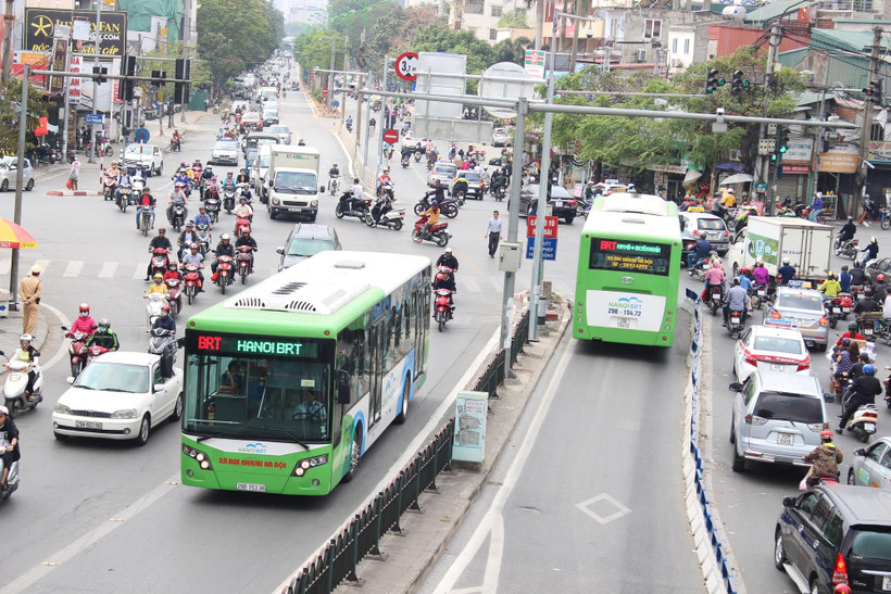Xe buýt nhanh BRT đã phát huy hiệu quả về thời gian, tần suất và lưu lượng người dân lựa chọn làm phương tiện đi lại. (Ảnh: Vietnam+)