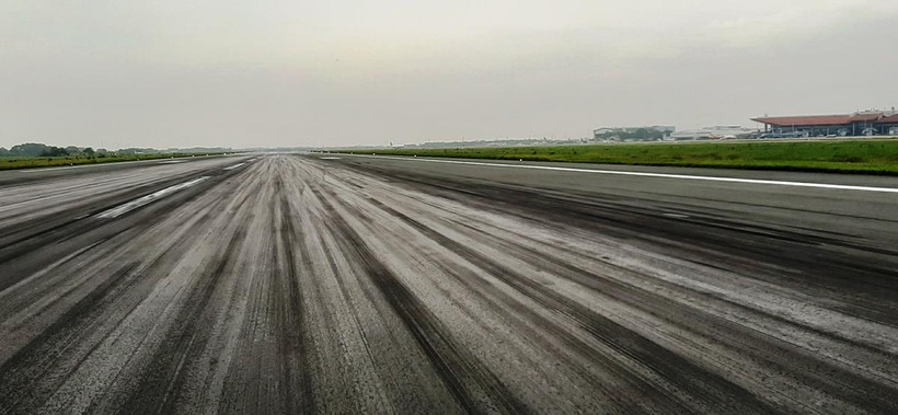 Với tần suất hơn 1 phút có một chuyến bay cất, hạ cánh nên mặt bê tông nhựa in hằn vết vệt bánh tàu bay. (Ảnh: Việt Hùng/Vietnam+)