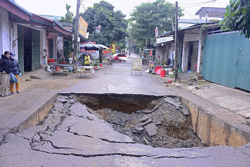 Hố tử thần nằm trên con đường chính dẫn vào trung tâm xã Nam Phong. (Ảnh: Thanh Hải/TTXVN)