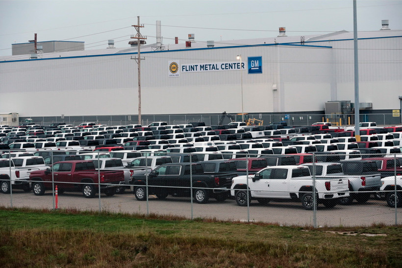 Xe ôtô của hãng General Motors chờ xuất xưởng tại Flint, bang Michigan, Mỹ. (Ảnh: AFP/TTXVN)