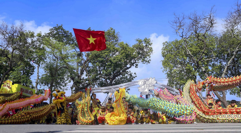 Tiết mục múa rồng trong Festival Thu Hà Nội 2023. (Ảnh: Tuấn Đức/TTXVN)