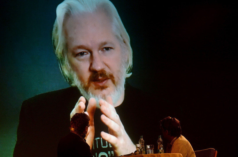 Nhà sáng lập trang mạng WikiLeaks, Julian Assange (trên màn hình). (Ảnh: AFP/TTXVN)