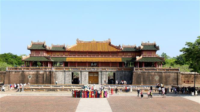 Du khách tham quan Đại Nội Huế. (Ảnh: Tường Vi/TTXVN)