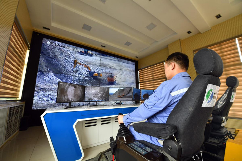 Một công nhân vận hành máy xúc không người lái điều khiển từ xa tại mỏ Sandaozhuang, tỉnh Hà Nam, miền Trung Trung Quốc. (Nguồn: Tân Hoa xã)