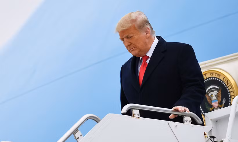 Ông Donald Trump khi còn là Tổng thống Mỹ rời chuyên cơ Không lực 1 tại Harlingen, bang Texas ngày 12/1/2021. (Ảnh: AFP/TTXVN)
