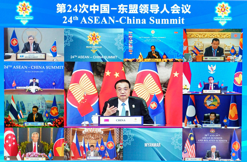 Thủ tướng Trung Quốc Lý Khắc Cường (giữa) dự Hội nghị Cấp cao ASEAN-Trung Quốc lần thứ 24 diễn ra dưới hình thức trực tuyến, ngày 26/10/2021. (Ảnh: THX/TTXVN)