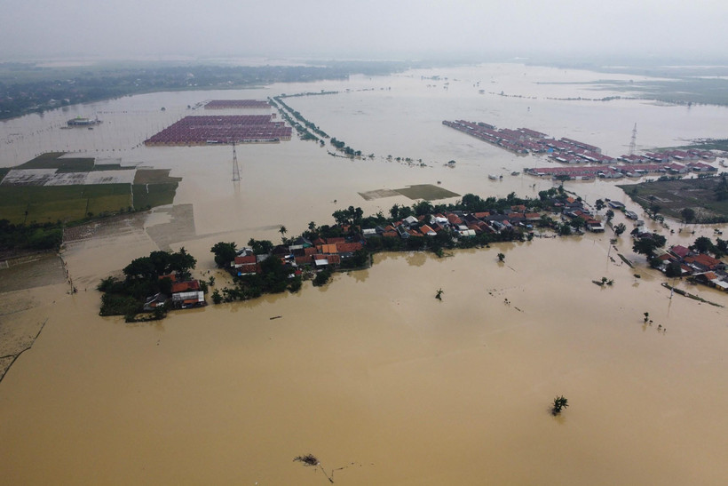 Cảnh ngập lụt sau những trận mưa lớn tại Bekasi, Tây Java, Indonesia, ngày 22/2/2021. (Ảnh: AFP/TTXVN)