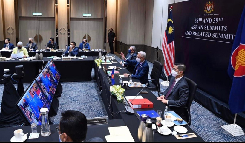 Thủ tướng Ismail Sabri Yaakob cùng các quan chức cấp cao Malaysia dự EAS 16. (Ảnh: Mạnh Tuân/TTXVN)