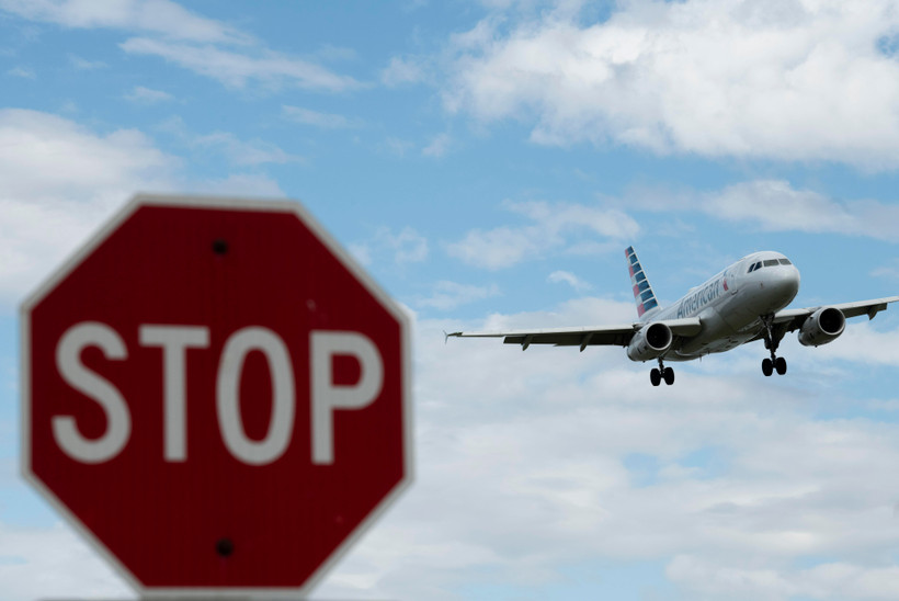 Máy bay hạ cánh xuống sân bay quốc gia Ronald Reagan Washington ở Arlington, Virginia, Mỹ, ngày 10/3/2020. (Ảnh: THX/ TTXVN)