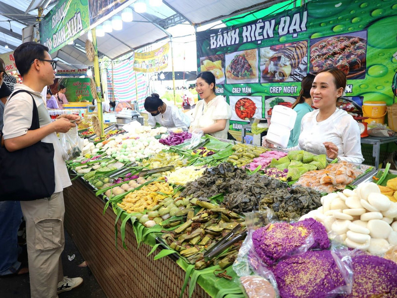 Các gian hàng thu hút đông đảo du khách tham quan và thưởng thức. )(Ảnh: Ánh Tuyết/TTXVN)