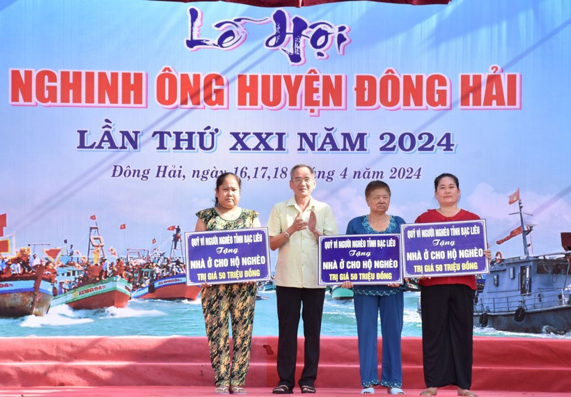 Bí thư Tỉnh ủy Bạc Liêu Lữ Văn Hùng trao tặng bảng tượng trưng nhà ở cho hộ nghèo trên địa bàn huyện Đông Hải. (Ảnh: Chanh Đa/TTXVN)