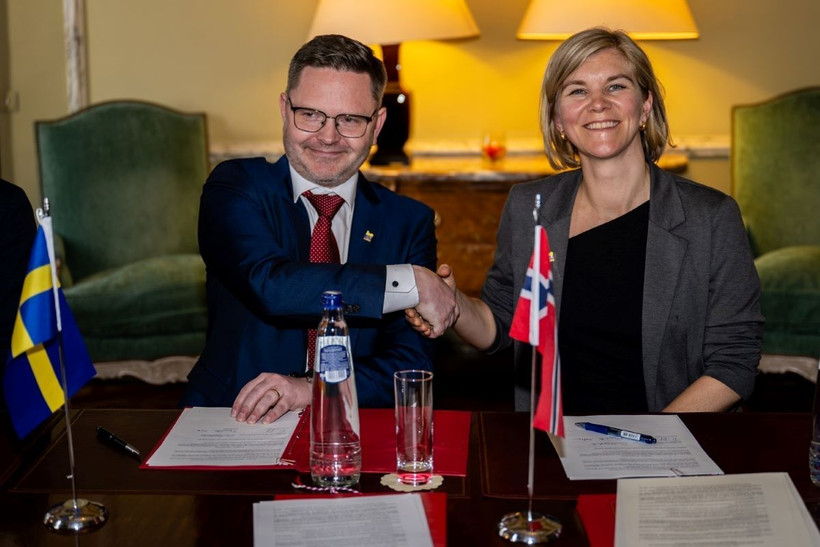 Các Bộ trưởng ký kết Hiến chương cho ngành năng lượng mặt trời châu Âu. (Ảnh: TTXVN phát)