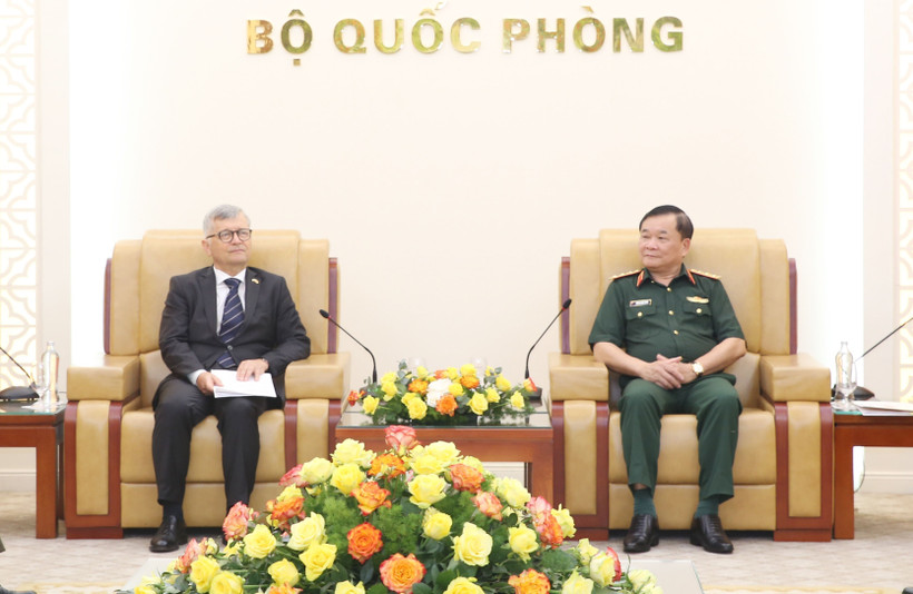 Thượng tướng Hoàng Xuân Chiến và Ngài Aleksander Surdej tại buổi tiếp. (Ảnh: Hồng Pha/TTXVN phát)