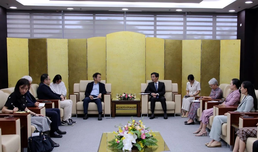 Phó Chủ tịch UBND thành phố Đà Nẵng Trần Chí Cường tiếp ông Lee Dong Hwan, Thị trưởng thành phố Goyang, tỉnh Gyeonggi (Hàn Quốc). (Ảnh: Trần Lê Lâm/TTXVN)