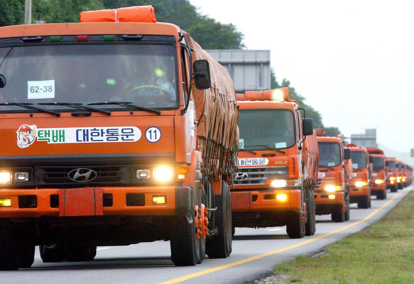 Xe chở lương thực viện trợ của Hàn Quốc tới Triều Tiên qua cửa khẩu ở Paju, phía bắc thủ đô Seoul của Hàn Quốc ngày 26/7/2005. (Ảnh: AFP/TTXVN)